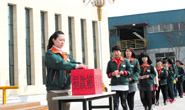 感恩社會，主動承擔社會責任，積極奉獻愛心。